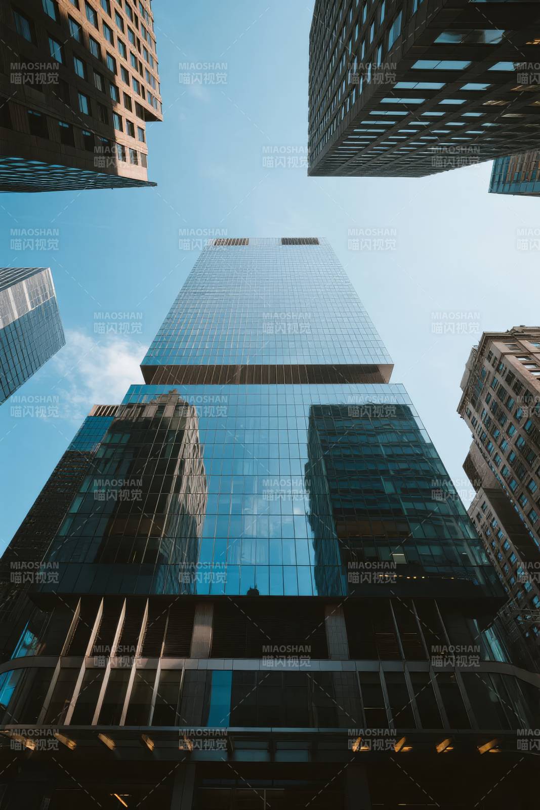 城市之巅 玻璃幕墙映蓝天图片