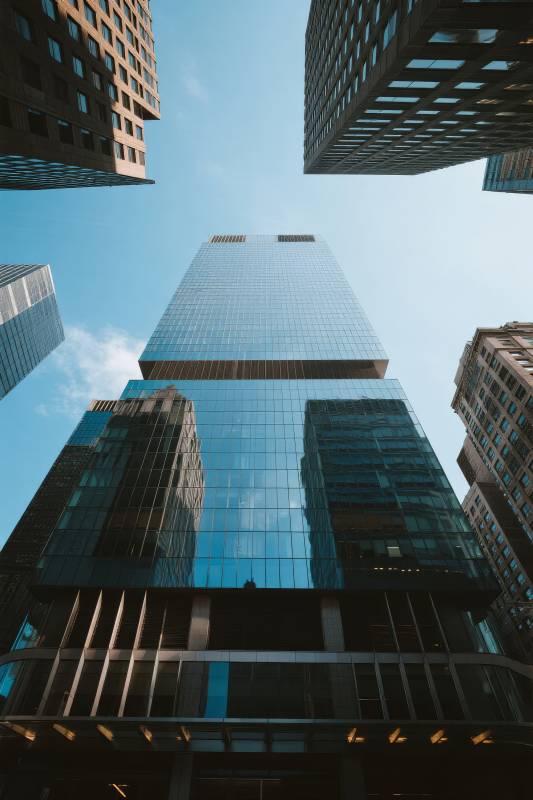 城市之巅 玻璃幕墙映蓝天图片