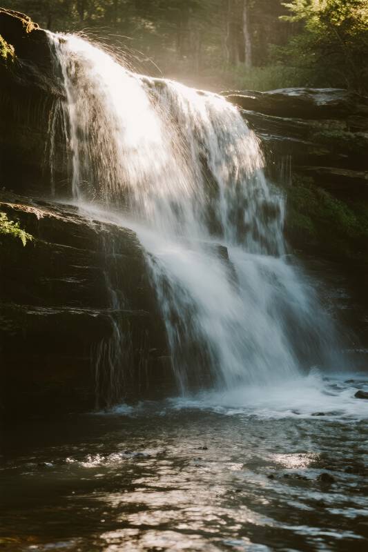 阳光下的瀑布美景图片