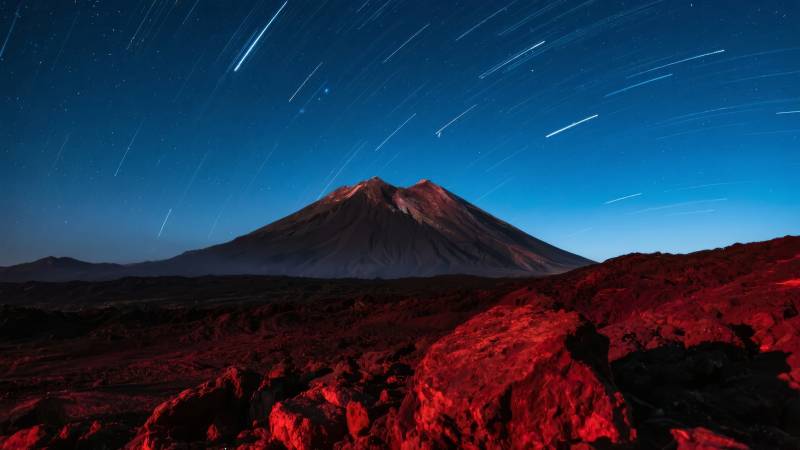 火山夜空星轨图片
