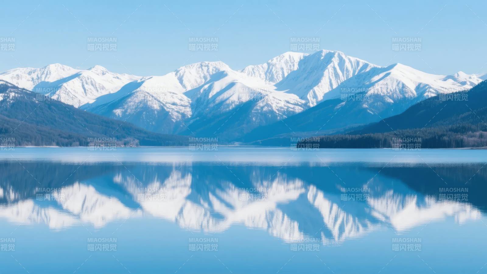 雪山倒影湖面图片