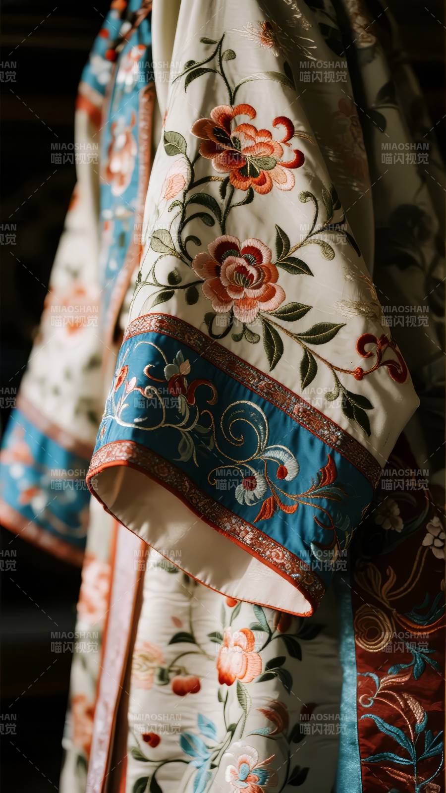 绣花服饰细节图片