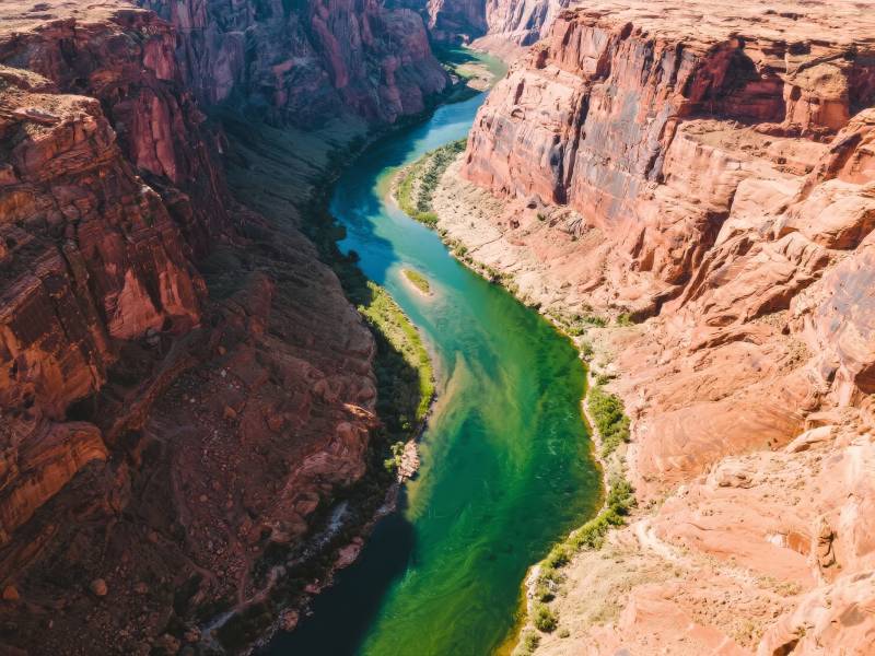 峡谷碧水蜿蜒图片