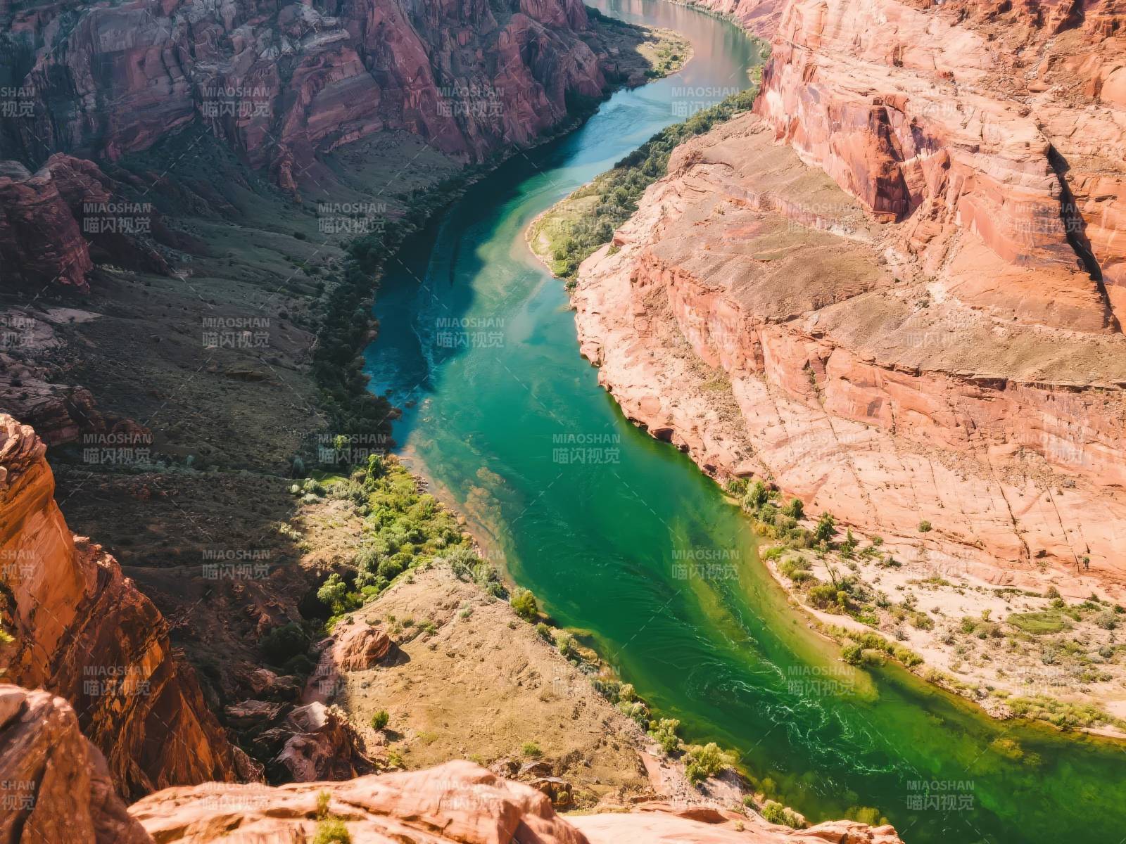 峡谷碧水蜿蜒流图片