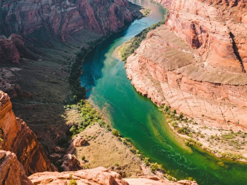 峡谷碧水蜿蜒流图片
