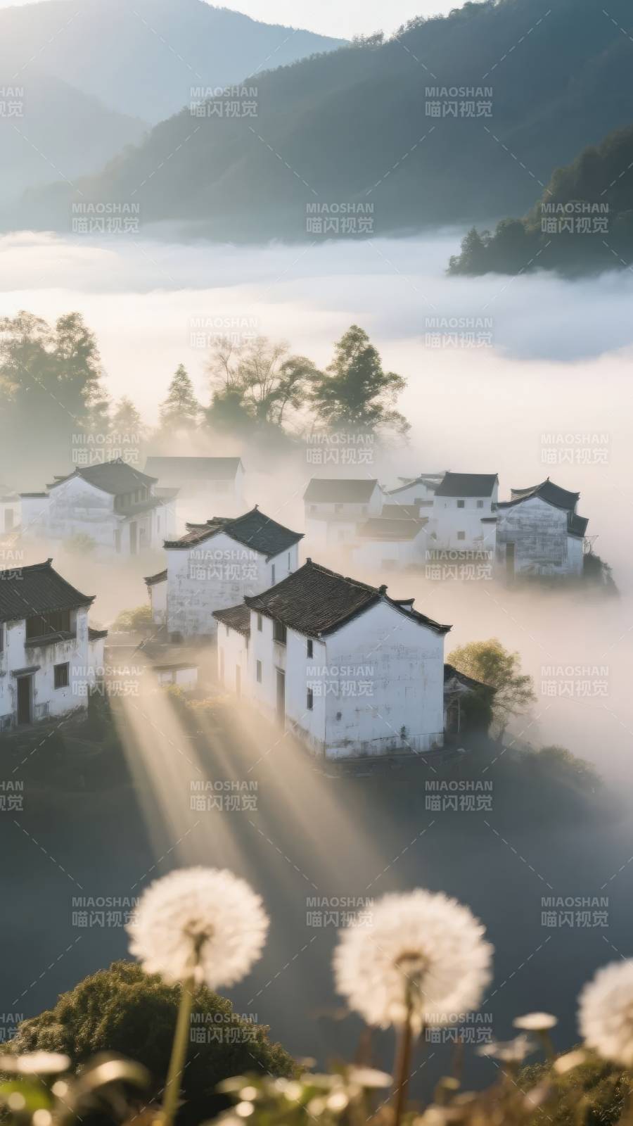 雾中古村晨光图片