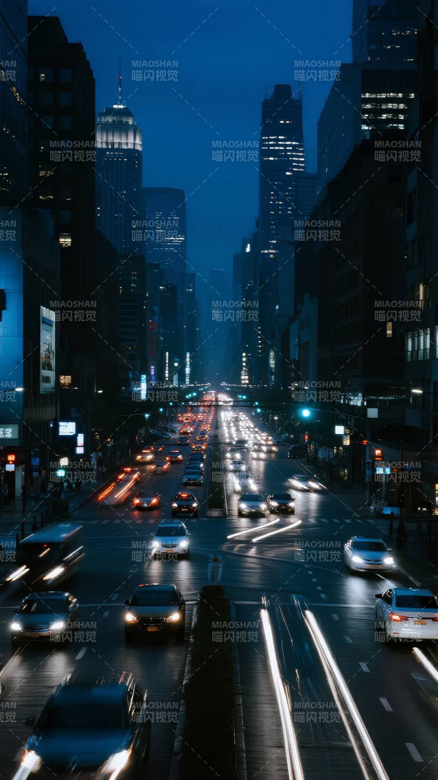 夜幕下的都市车流图片