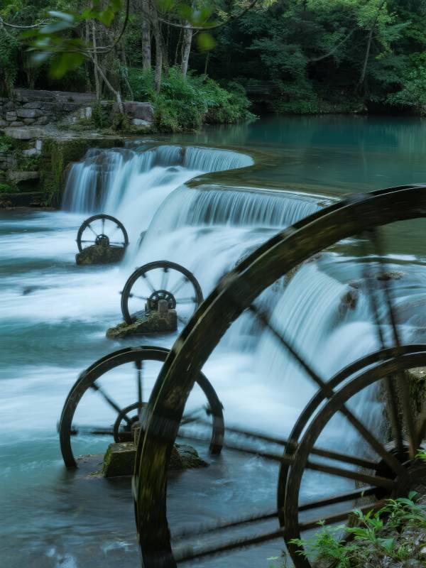 水车溪流静谧景图片