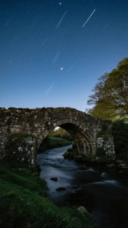 星轨桥影夜河图片