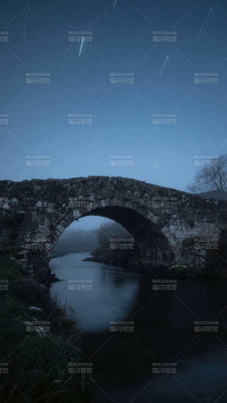 星轨下的古桥图片