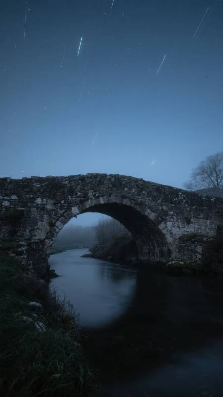 星轨下的古桥图片