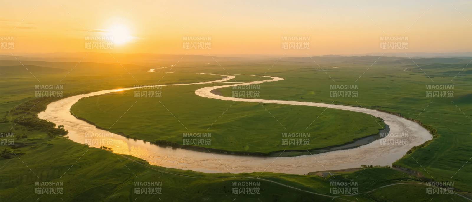 夕阳下的蜿蜒河流图片