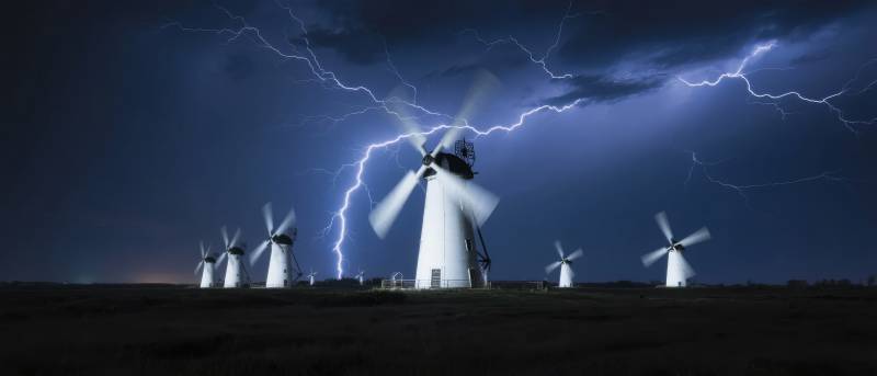 雷电中的风车图片