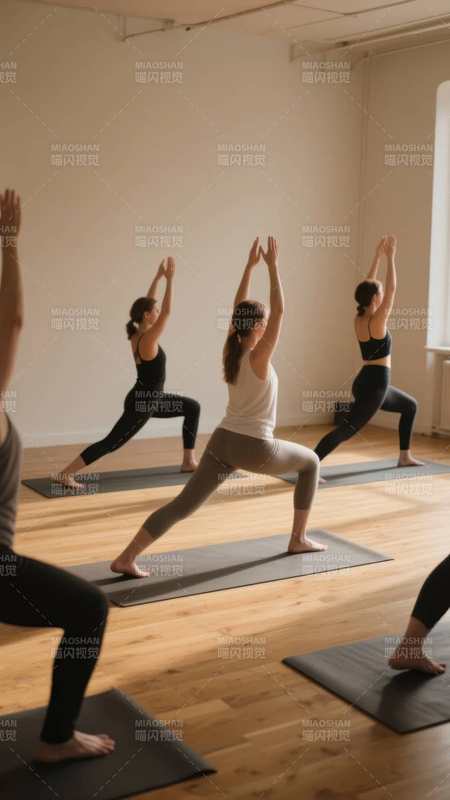 瑜伽课堂静心练习图片