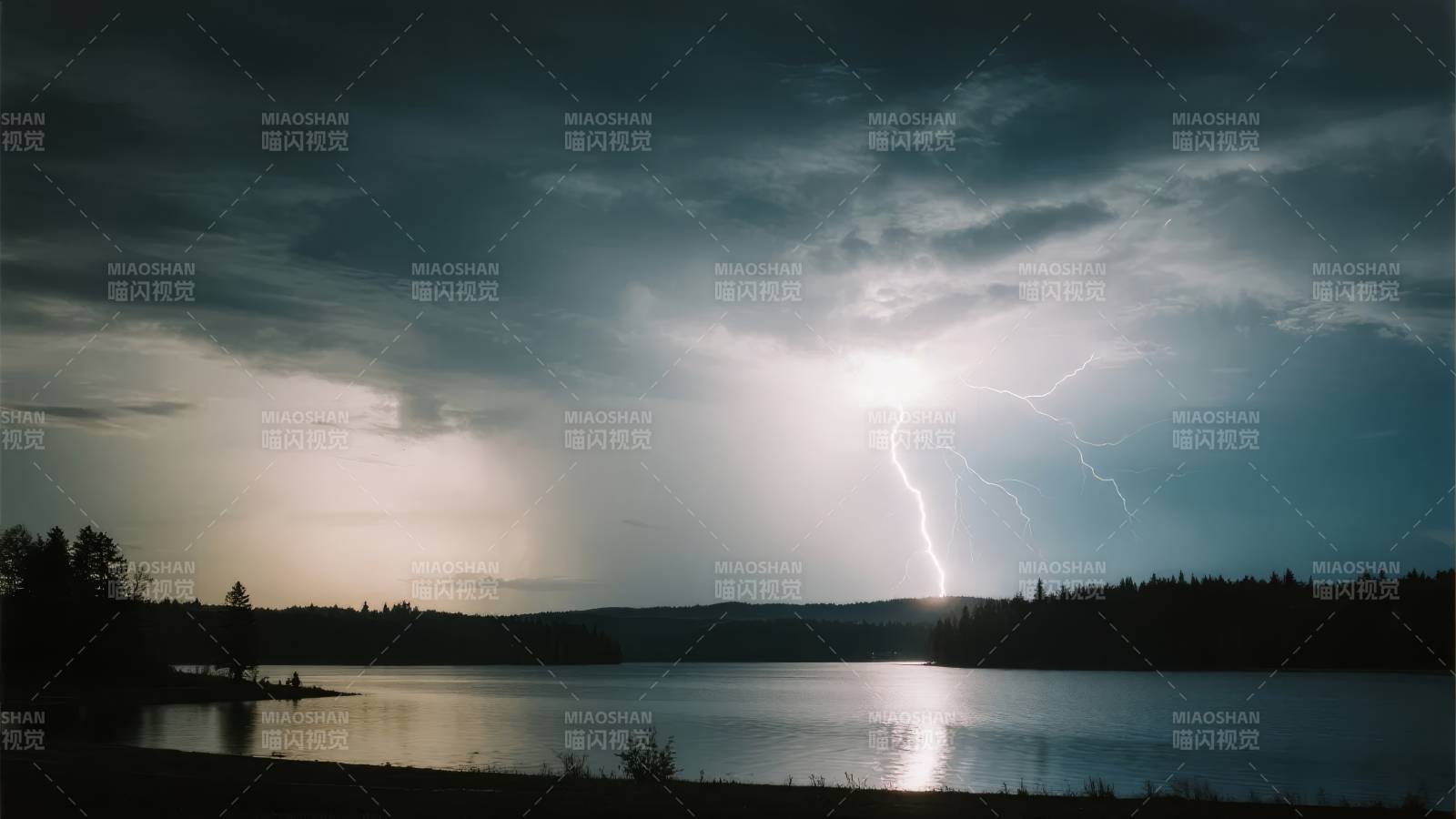 雷电划破夜空图片