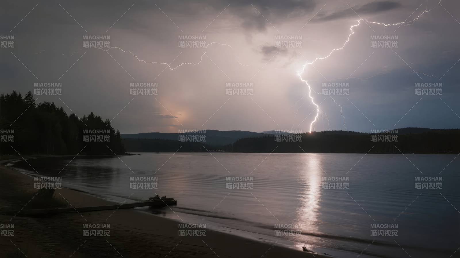 雷电映湖夜景图片