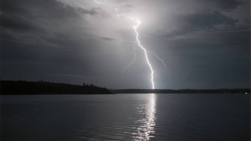闪电划破夜空图片