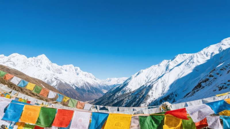 雪山彩旗迎风飘图片