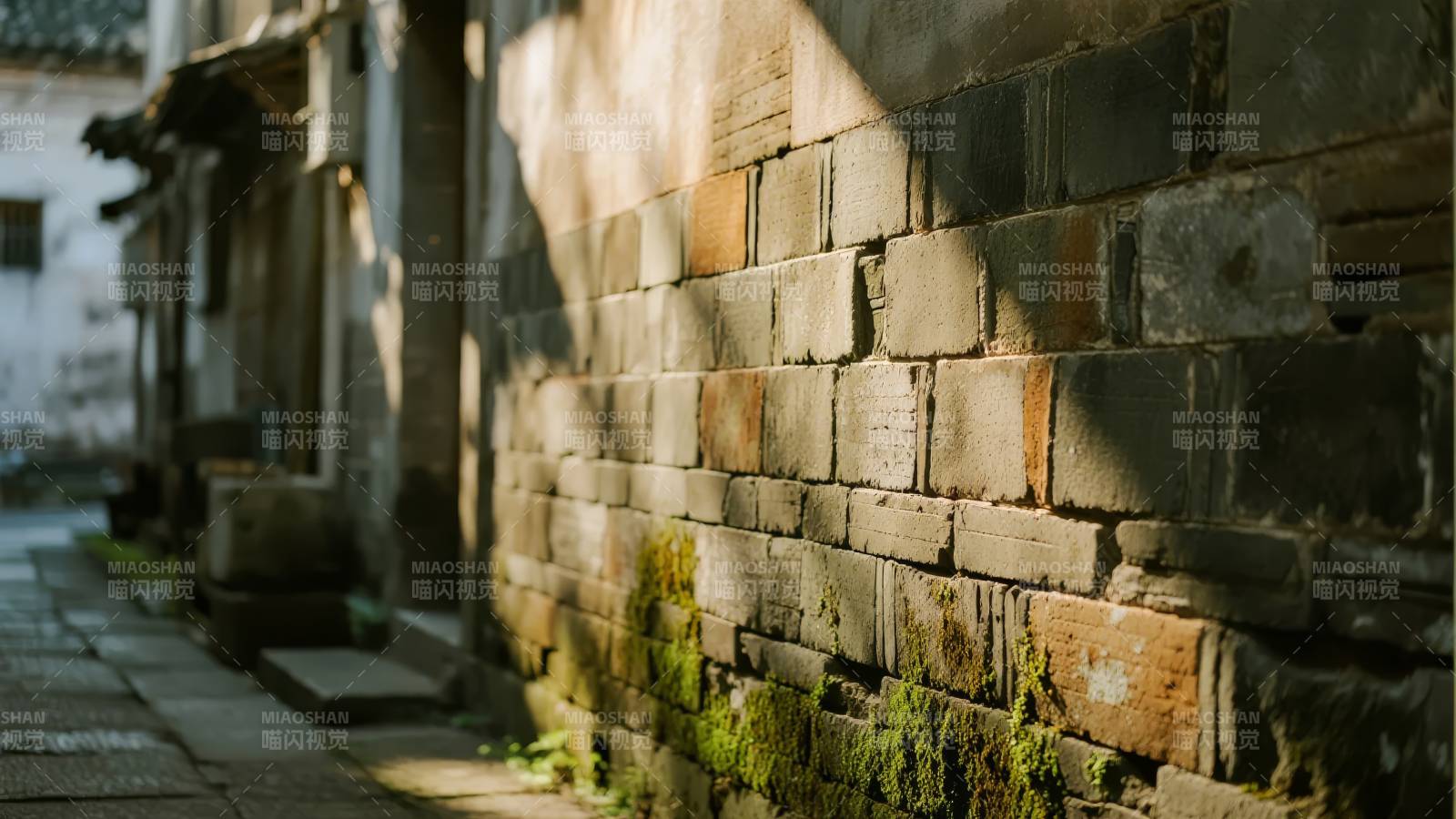 古巷石墙光影图片