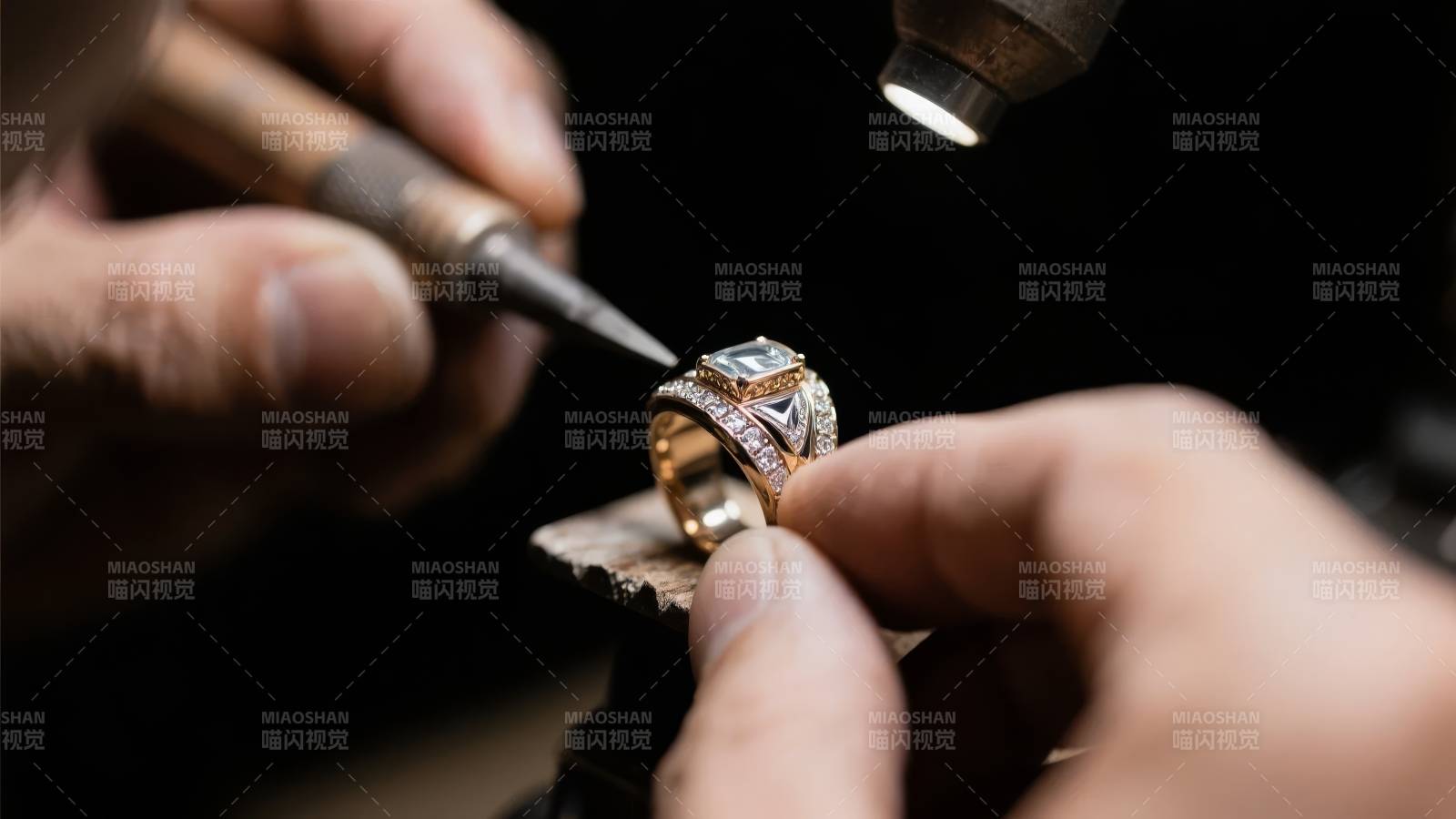 珠宝匠精修戒指图片