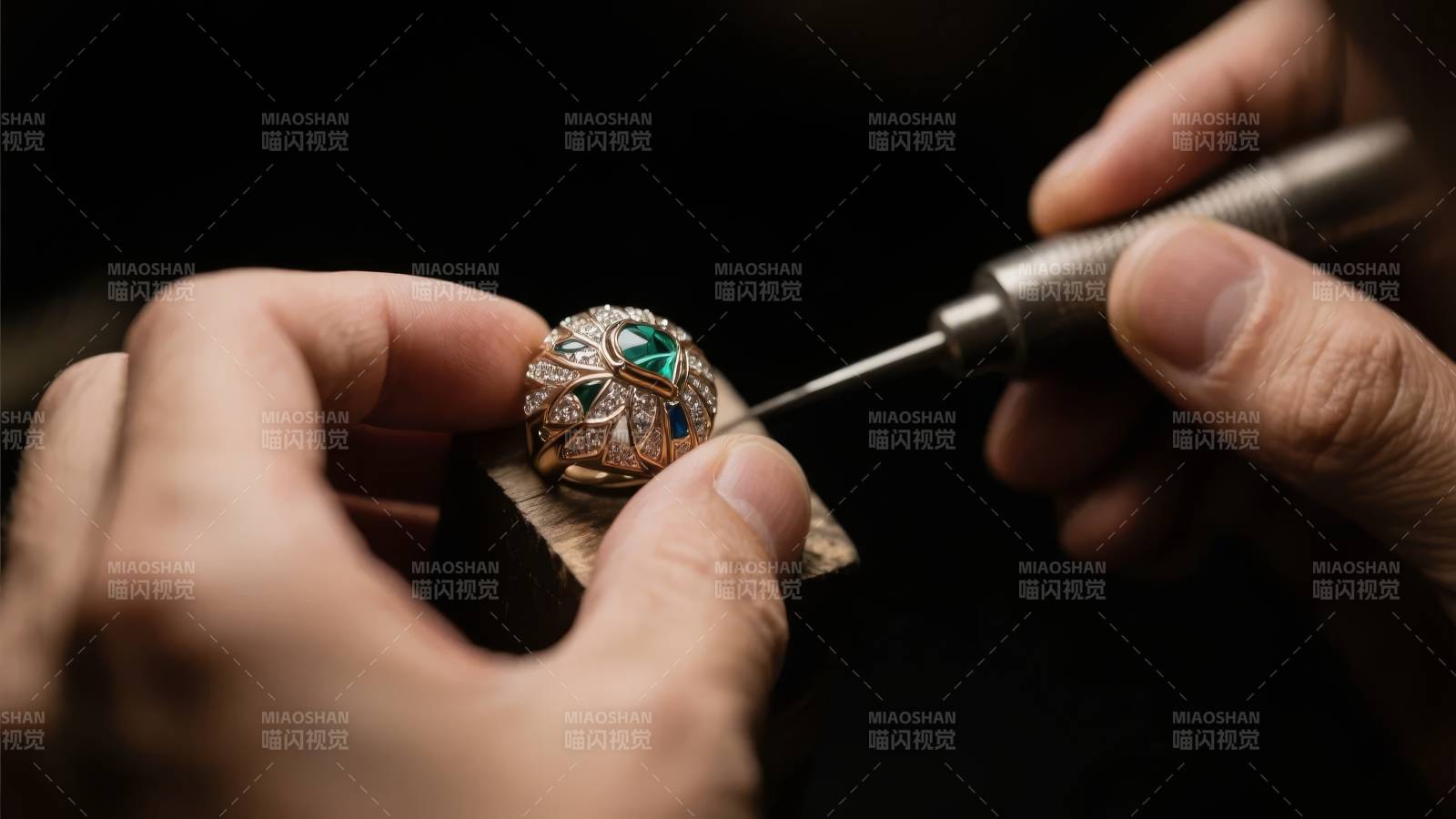 匠心雕琢珠宝图片