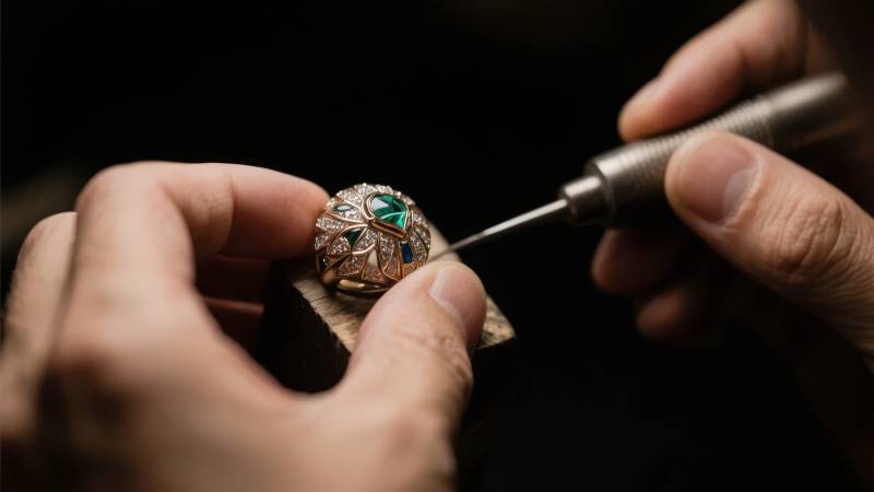 匠心雕琢珠宝图片