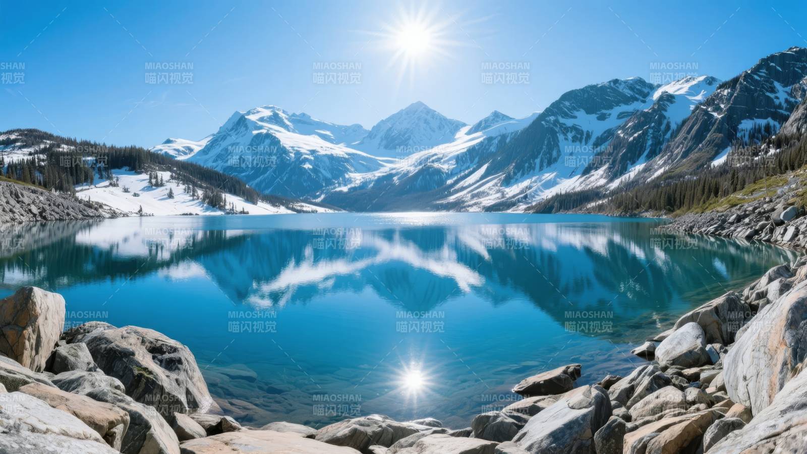 雪山湖镜映日光图片
