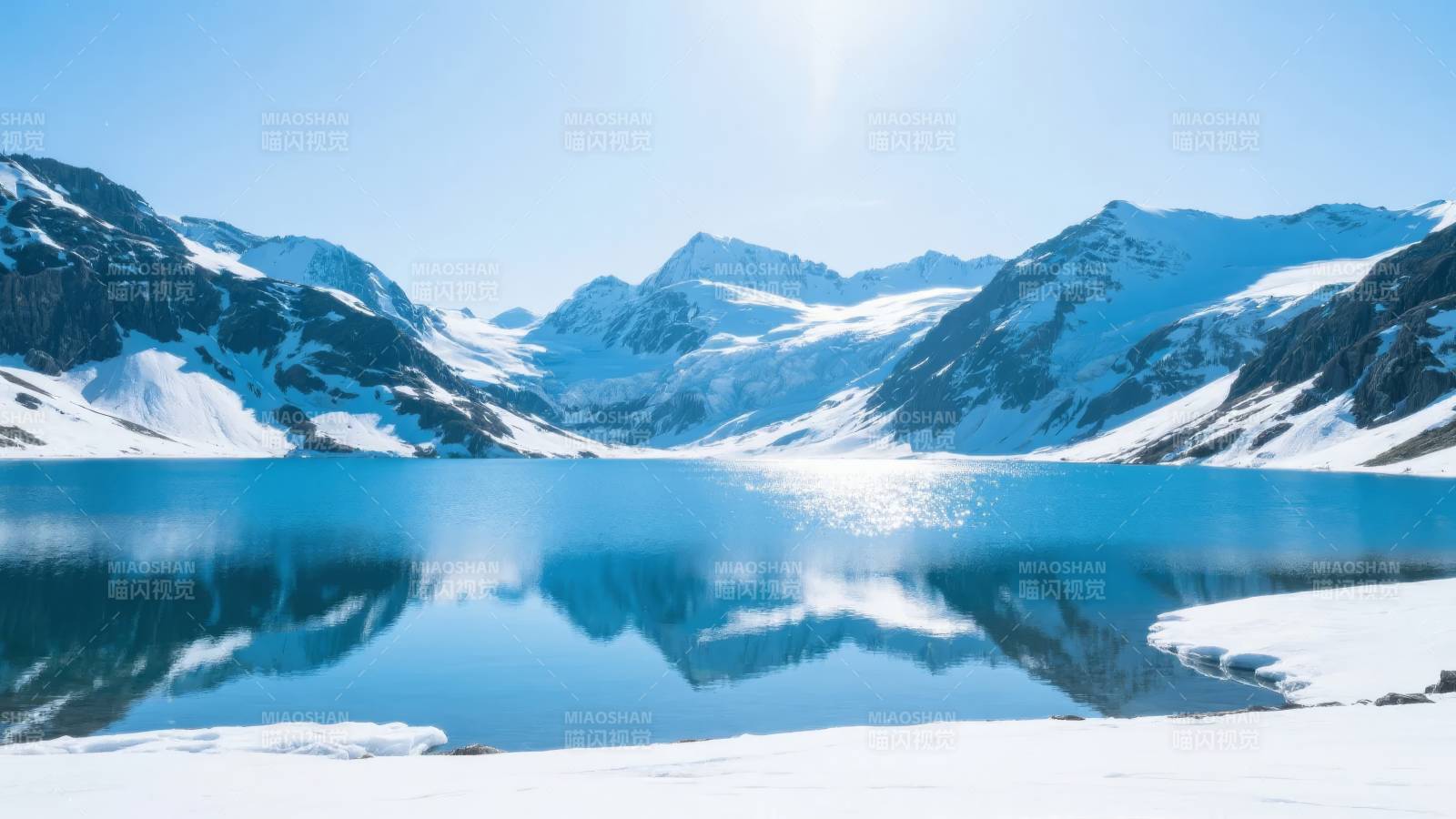雪山映湖镜图片