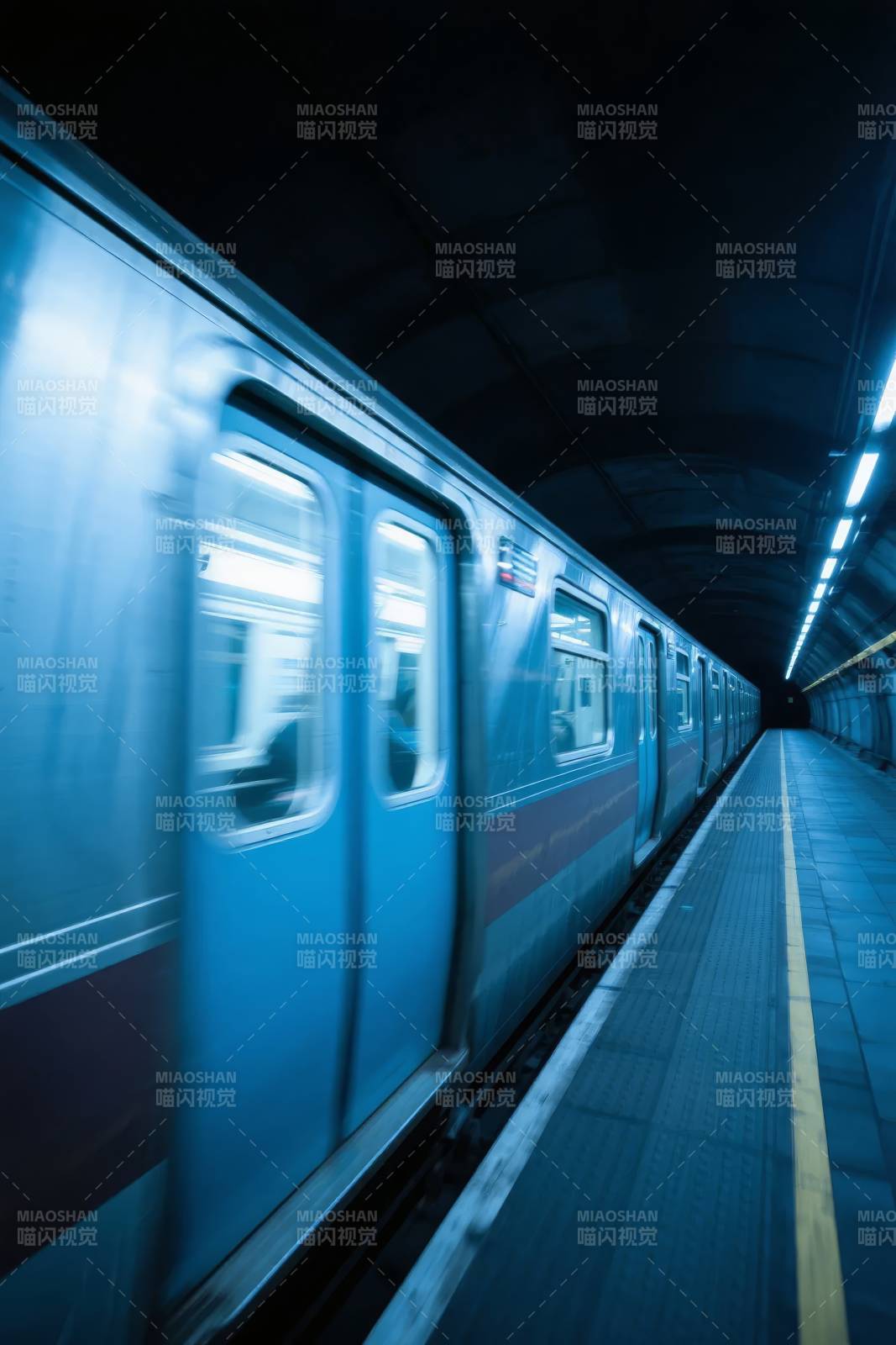 地铁疾驰隧道中图片