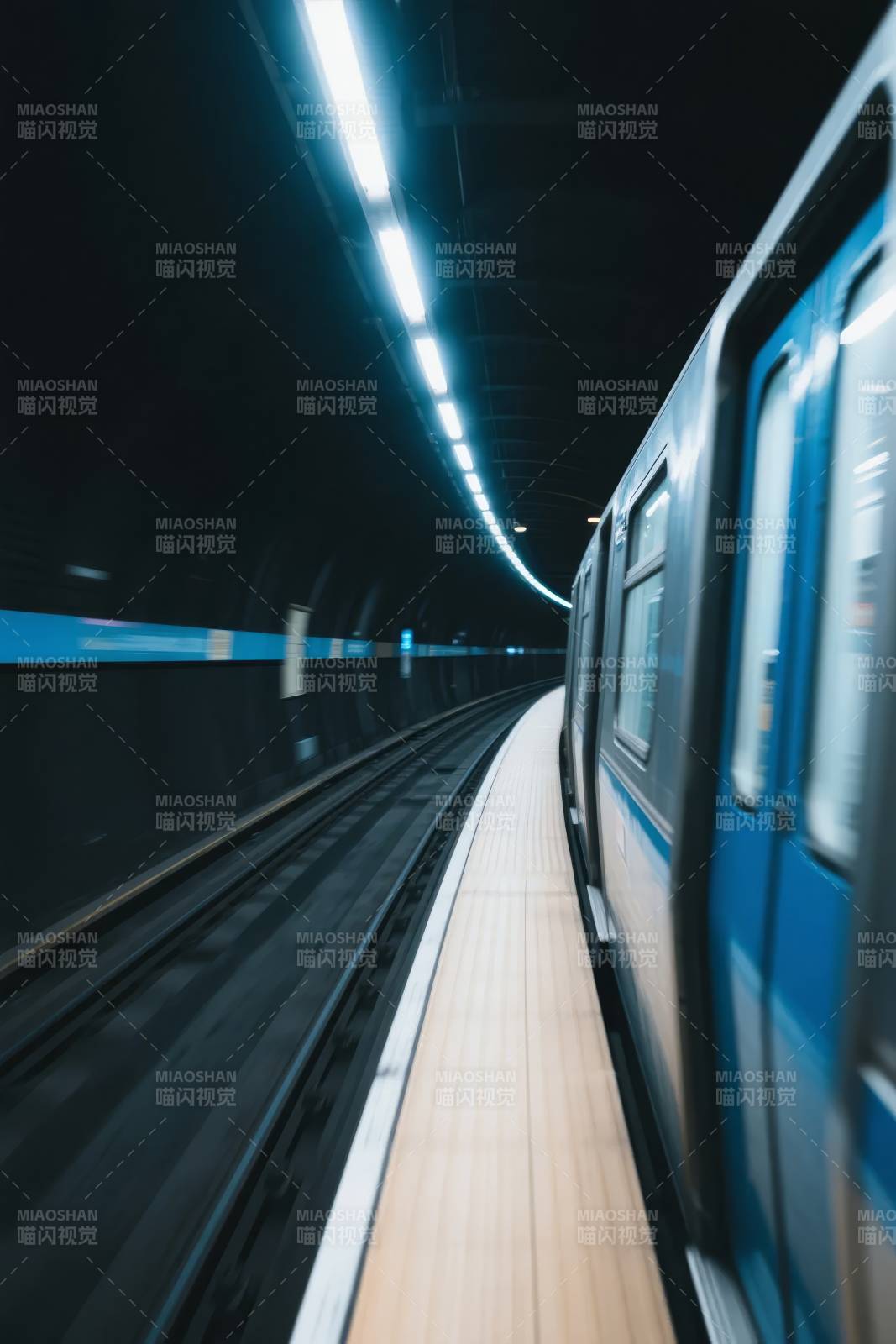 地铁隧道疾驰而过图片