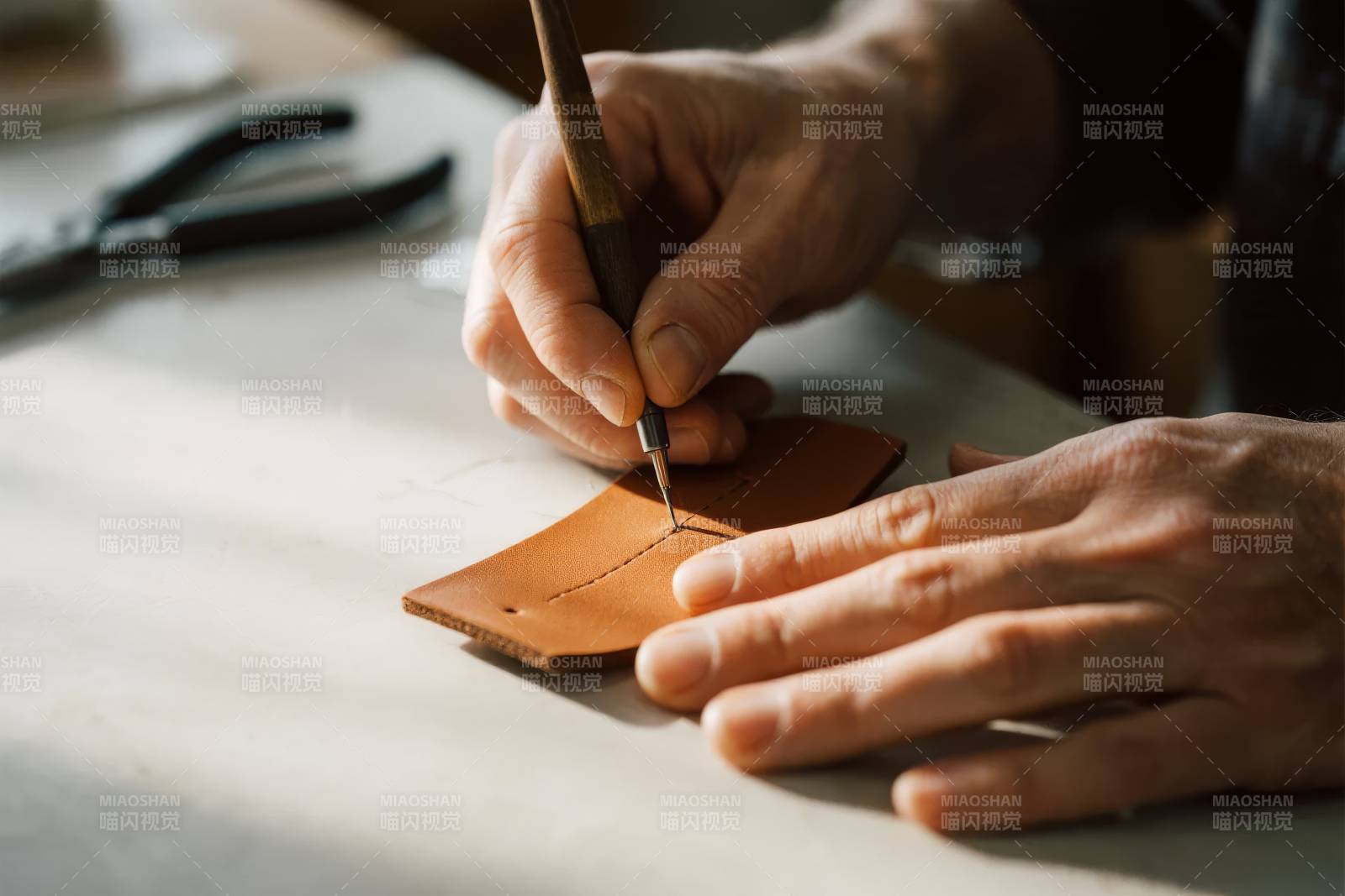 手工皮革缝制图片