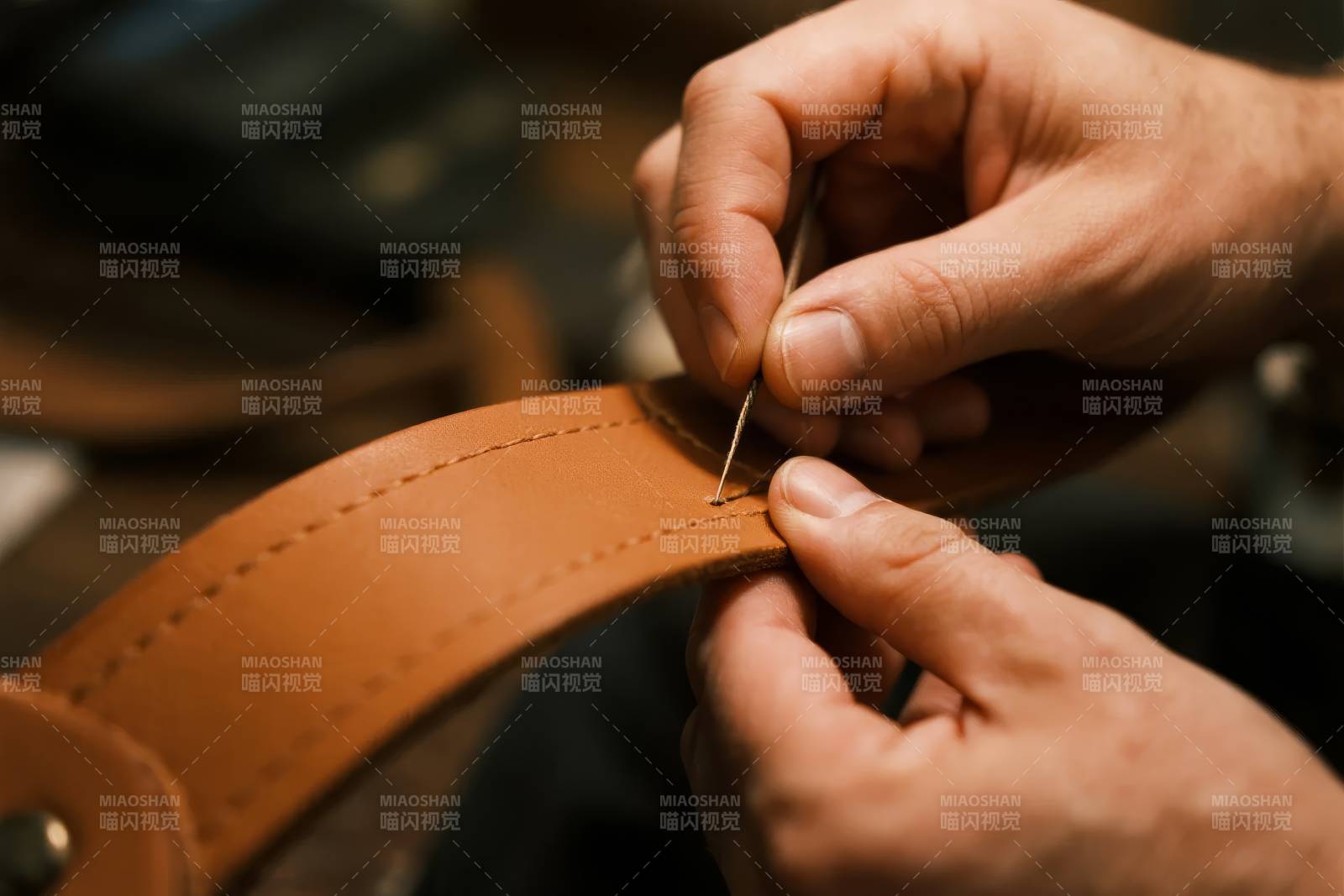 手工缝制皮革图片