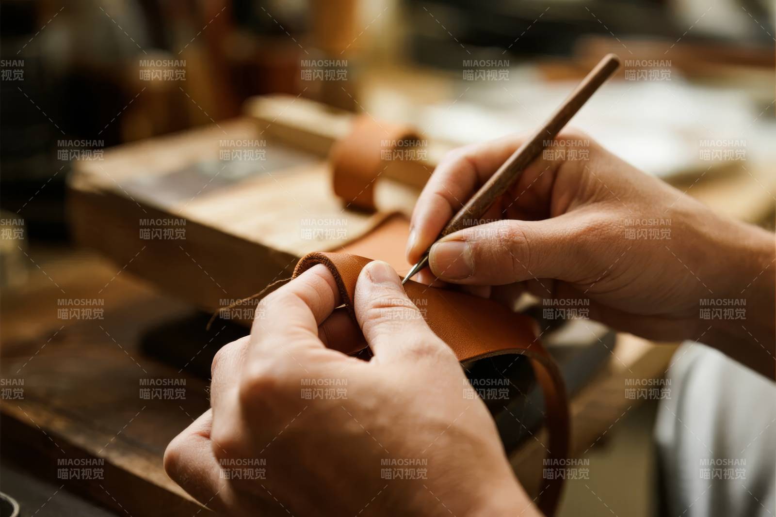 手工缝制皮革图片