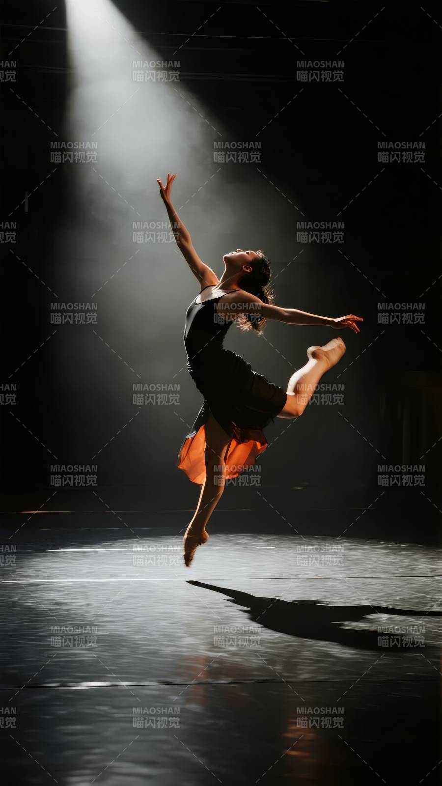 舞者跃动瞬间图片