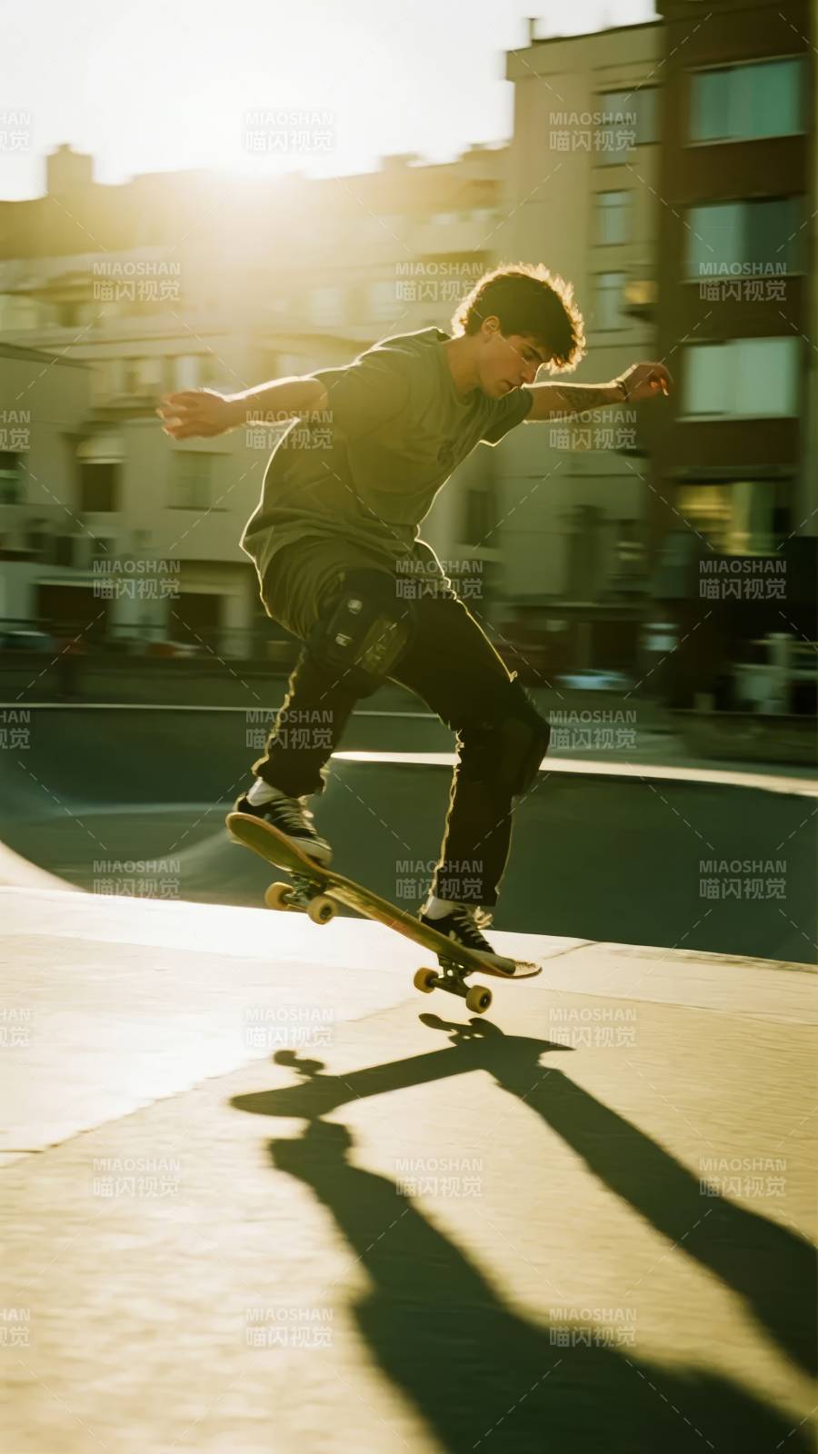 夕阳下的滑板少年图片
