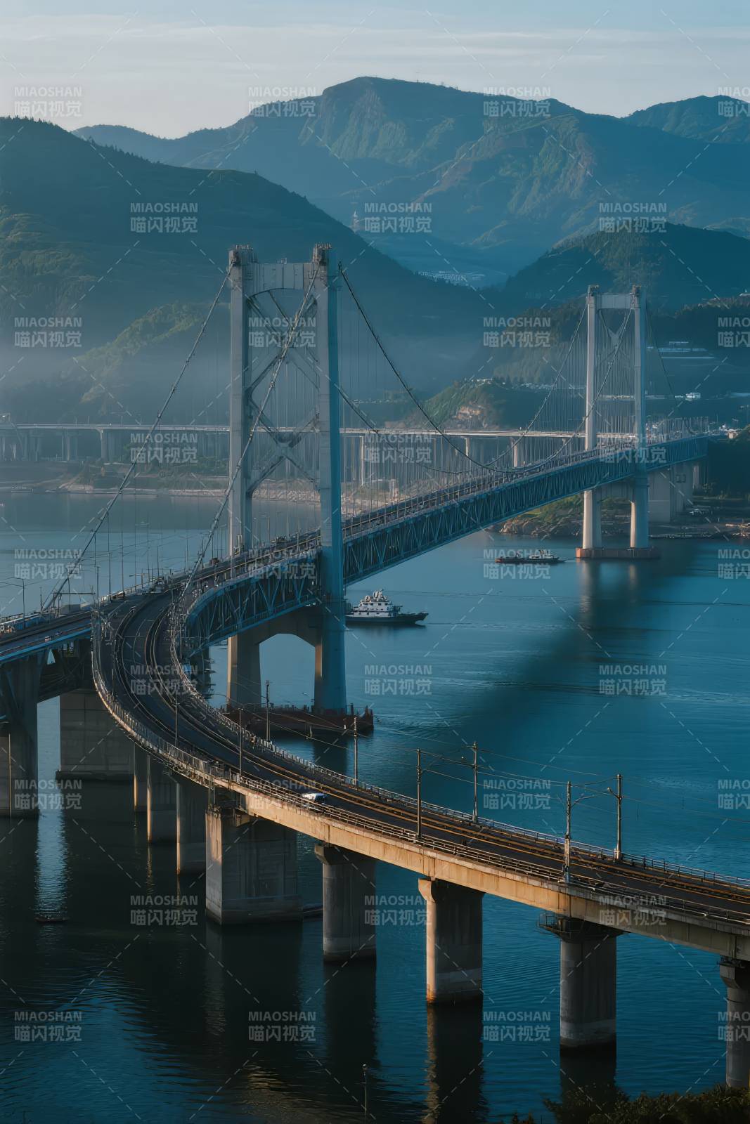 大桥横跨碧水青山图片