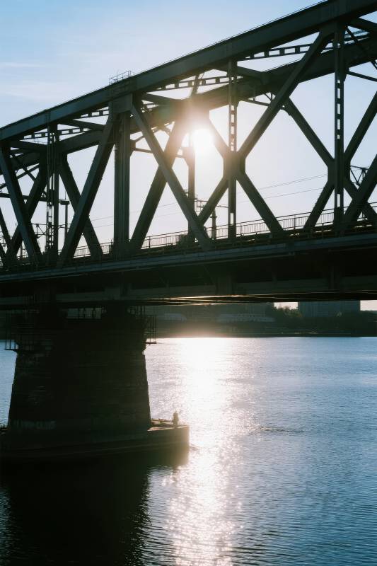 桥影夕阳水光图片