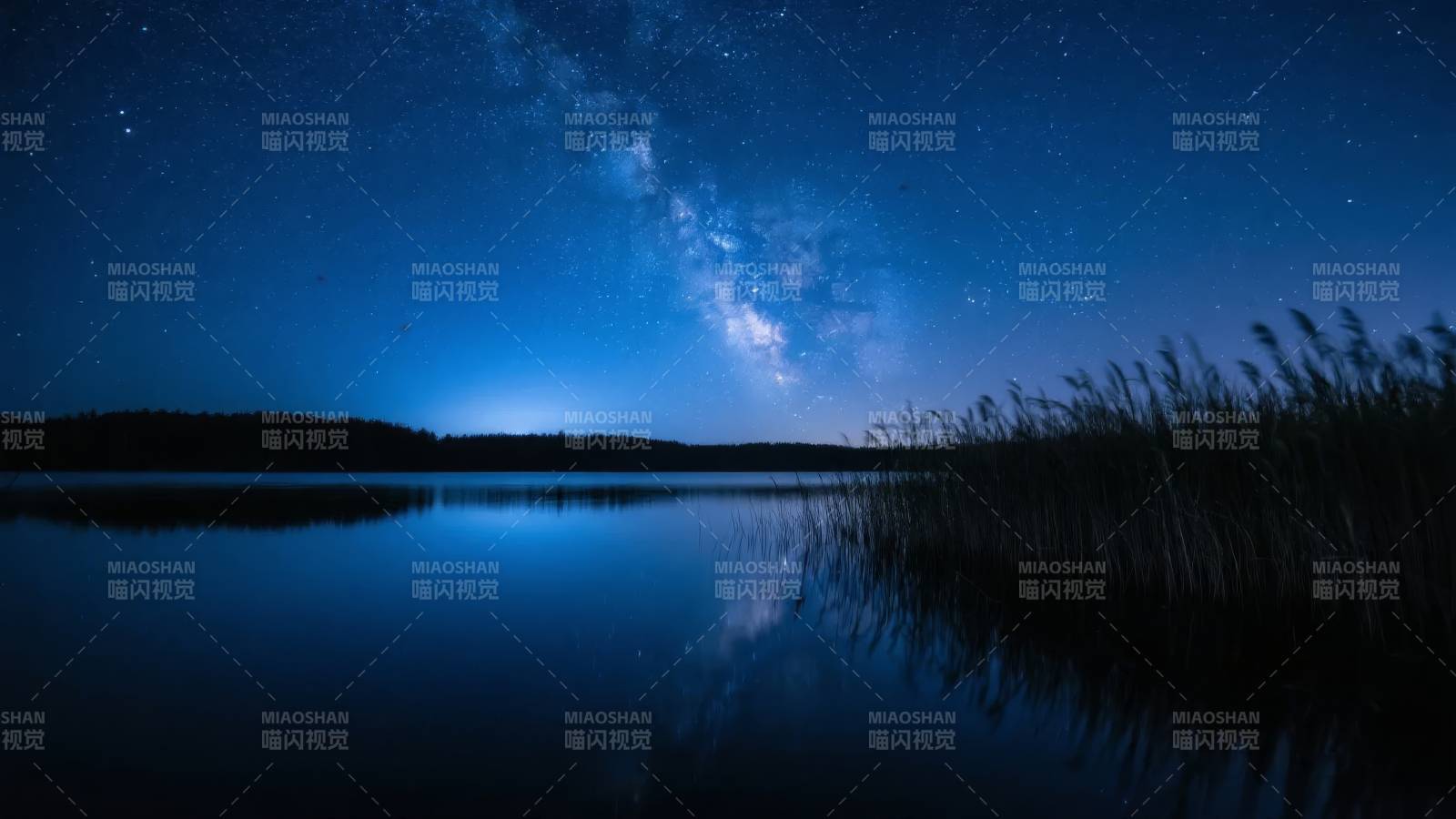 星河映湖夜景图片