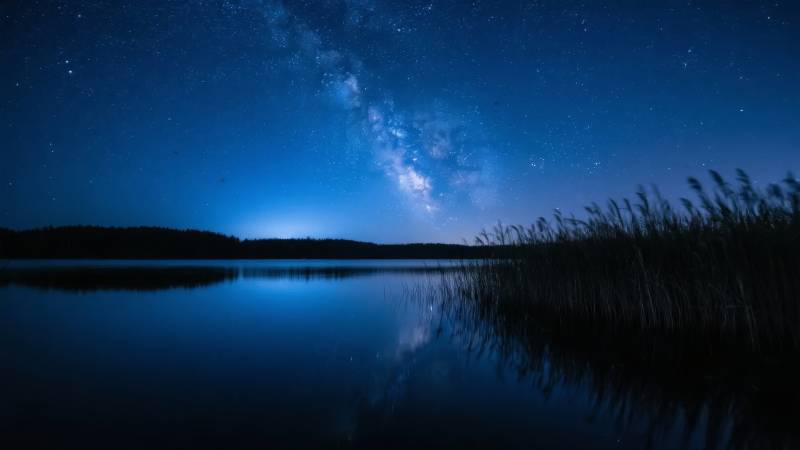 星河映湖夜景图片