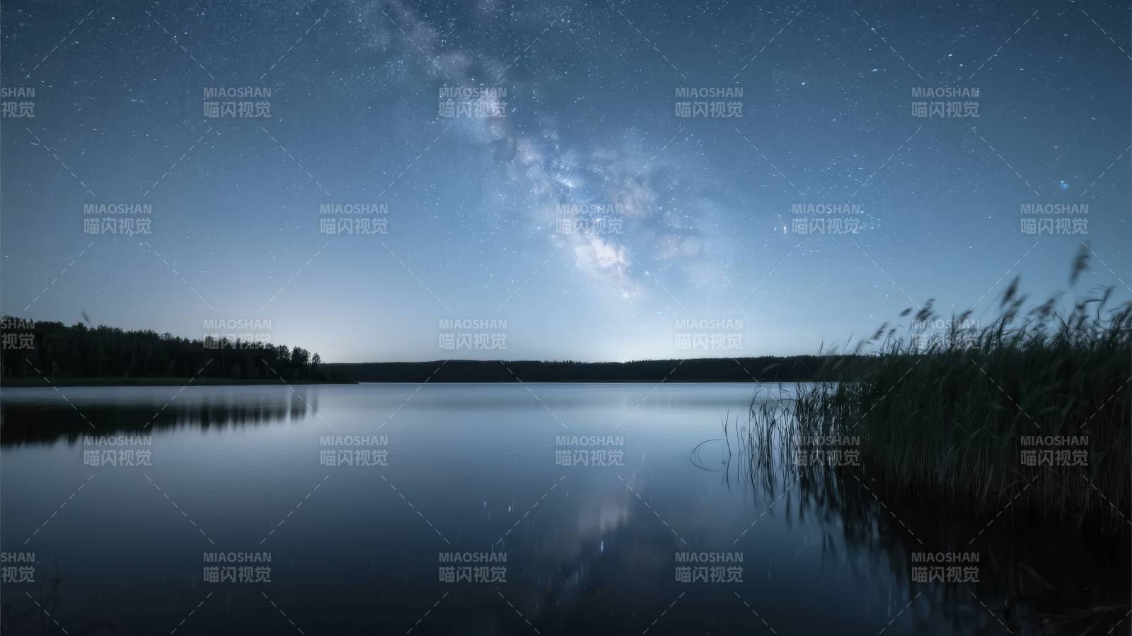 星河映湖夜景图片