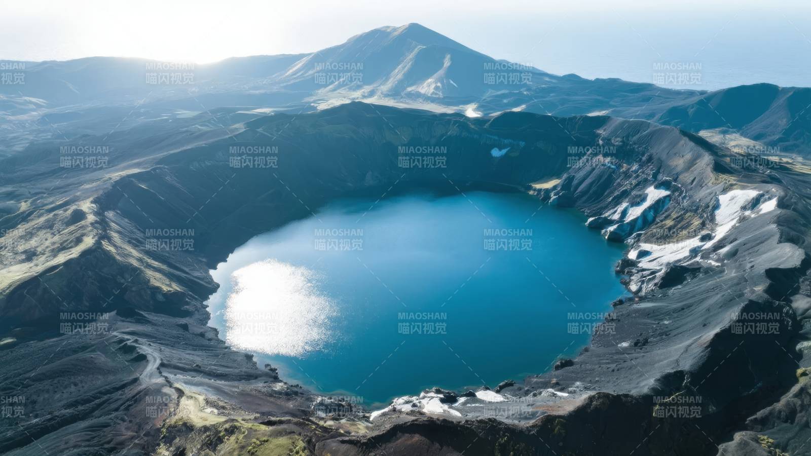 火山口湖美景图片