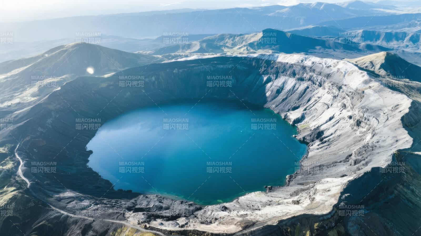 火山口湖美景图片