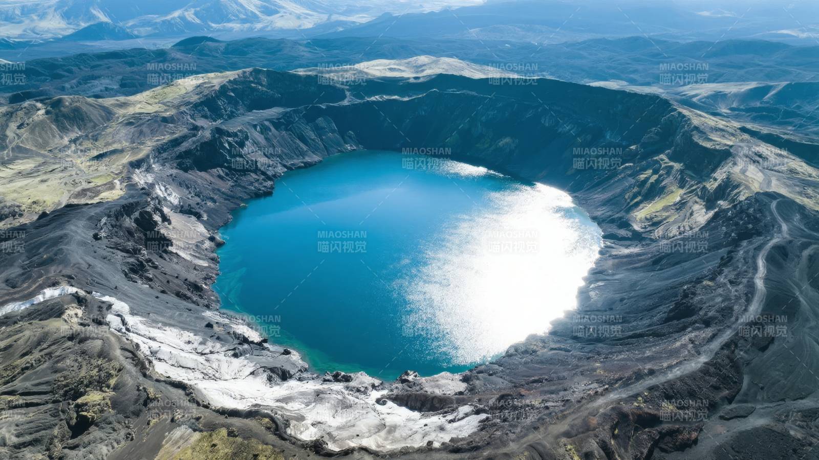 火山口湖美景图片