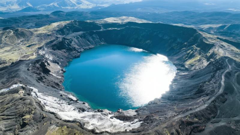 火山口湖美景图片