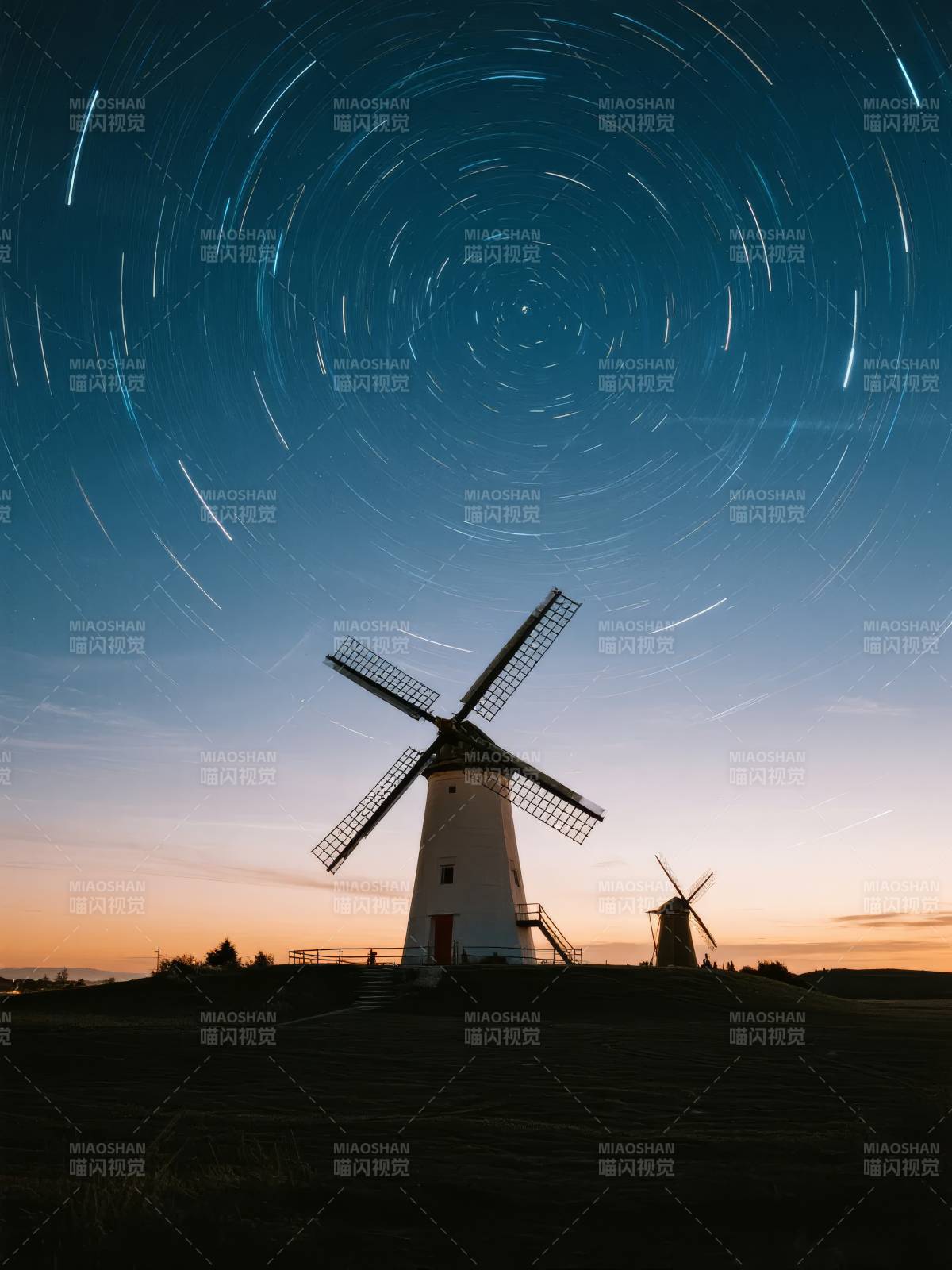 星轨下的风车图片