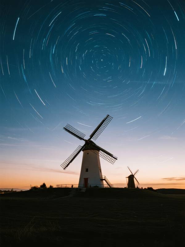 星轨下的风车图片