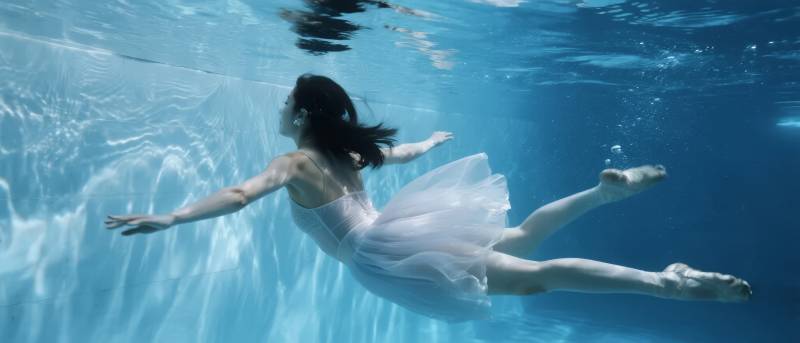 水下芭蕾舞者图片