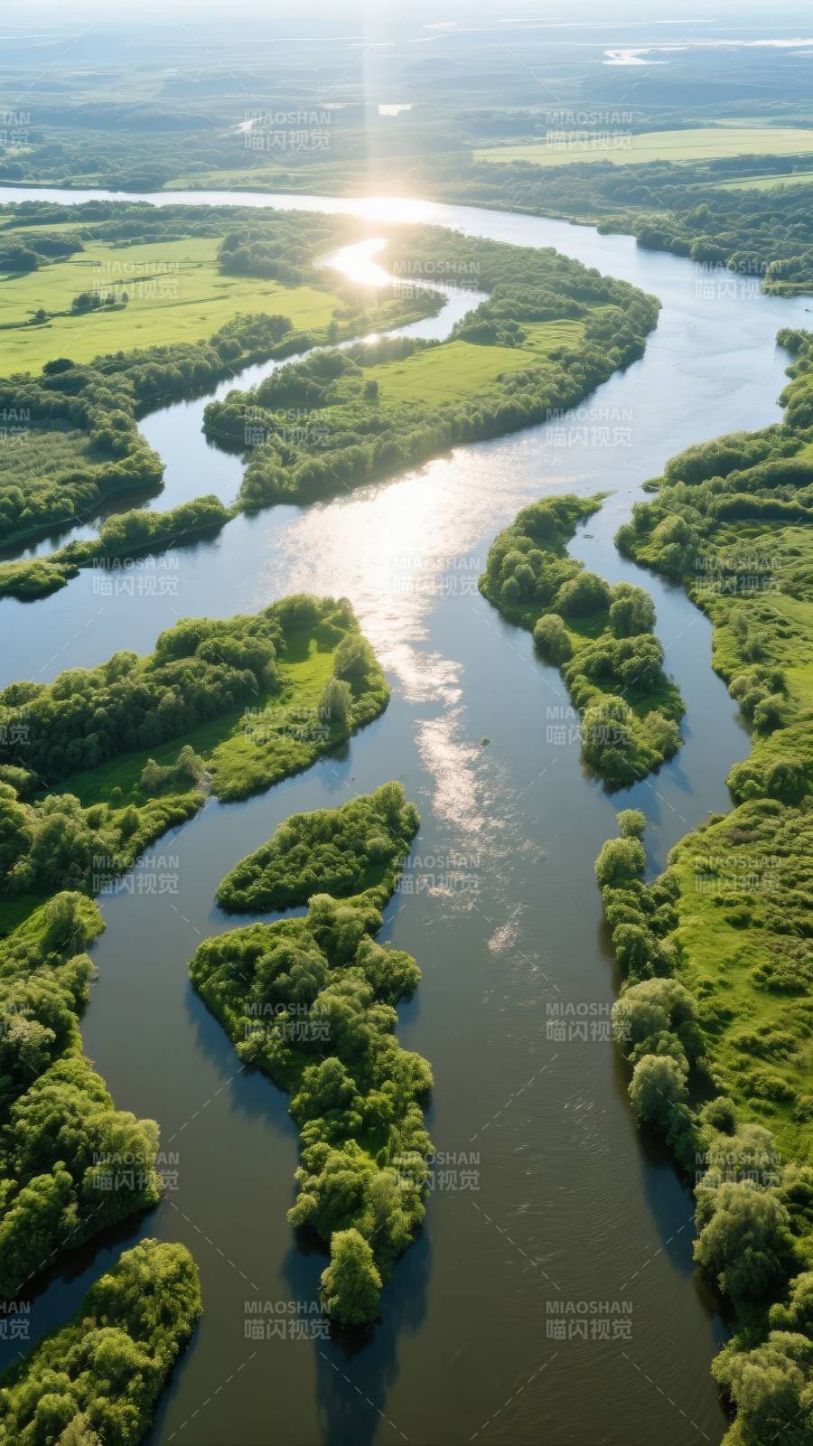 蜿蜒河流映日光图片