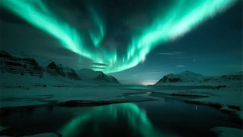 极光映雪夜图片