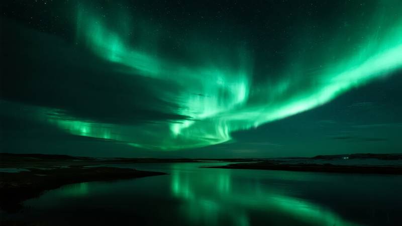 极光映湖夜景图片